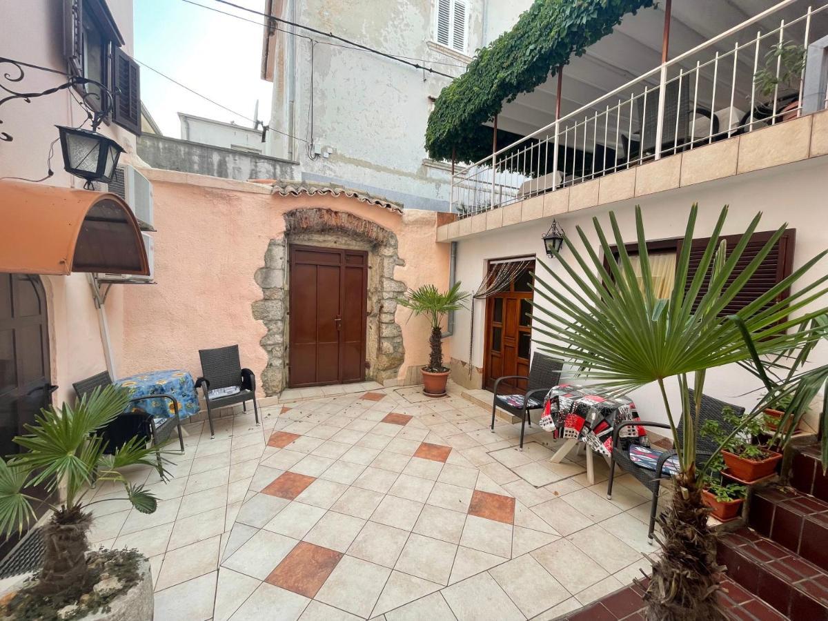 Casa Di Nives Apartment คิร์ก ภายนอก รูปภาพ